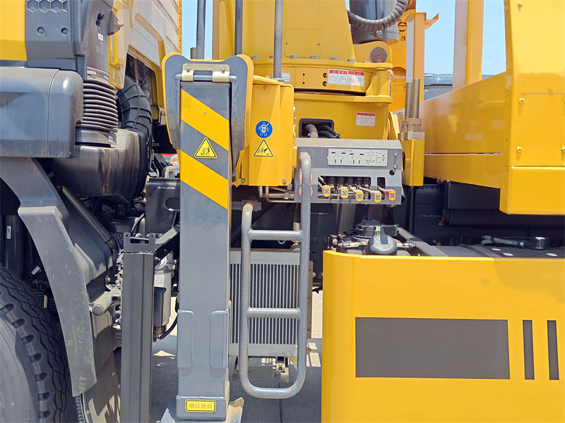 Howo flatbed tow truck with 8T crane