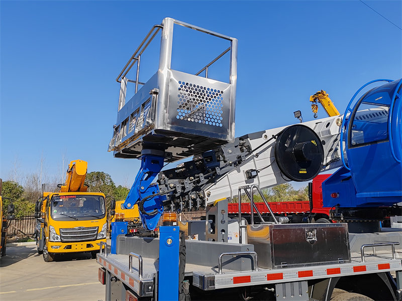 Howo 4x2 18m aerial platform truck