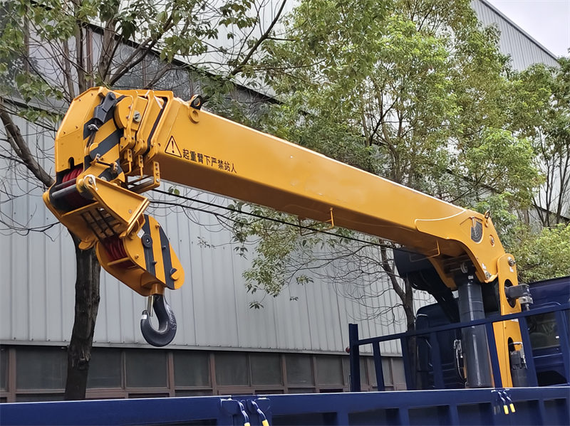 Howo 6x4 boom truck with 10T crane