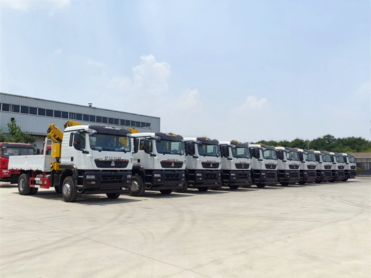 30 units HOWO 8T knuckle crane trucks