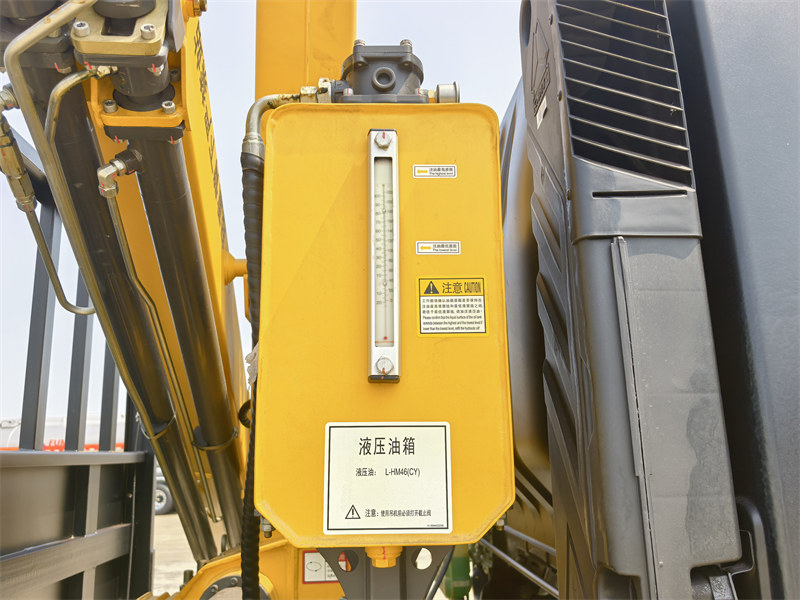 HOWO 5Ton truck mounted hydraulic lifting crane