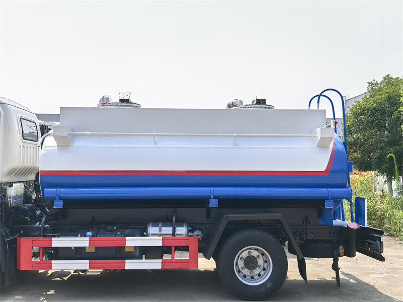 HOWO light 5000L fuel tank truck