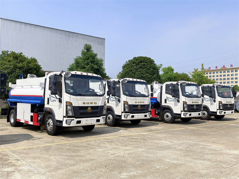 HOWO light 5000L fuel tank truck